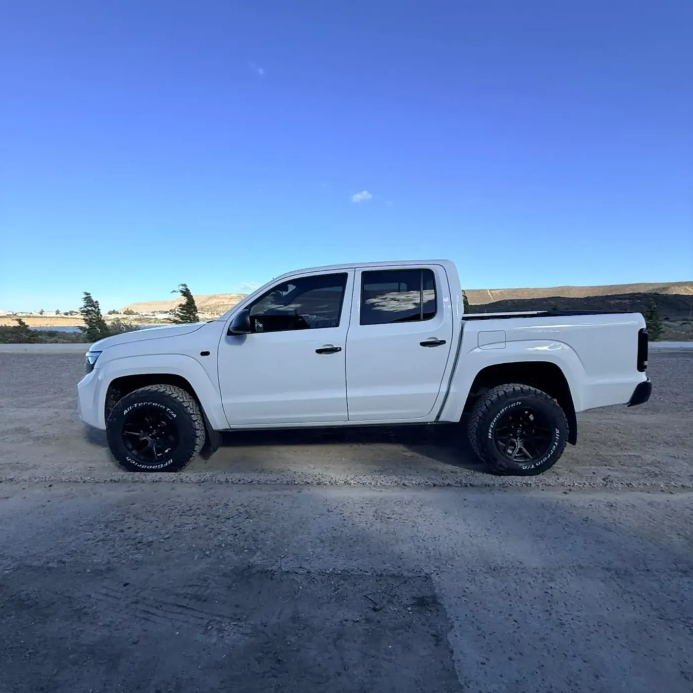 VW Amarok blanca con llantas Fuel aro 17