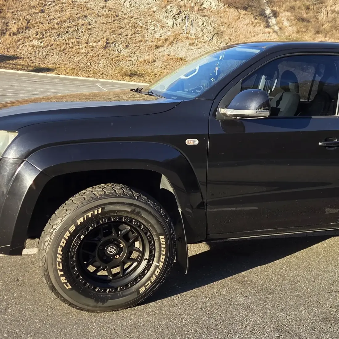 Amarok negra con Black Rhino aro 17