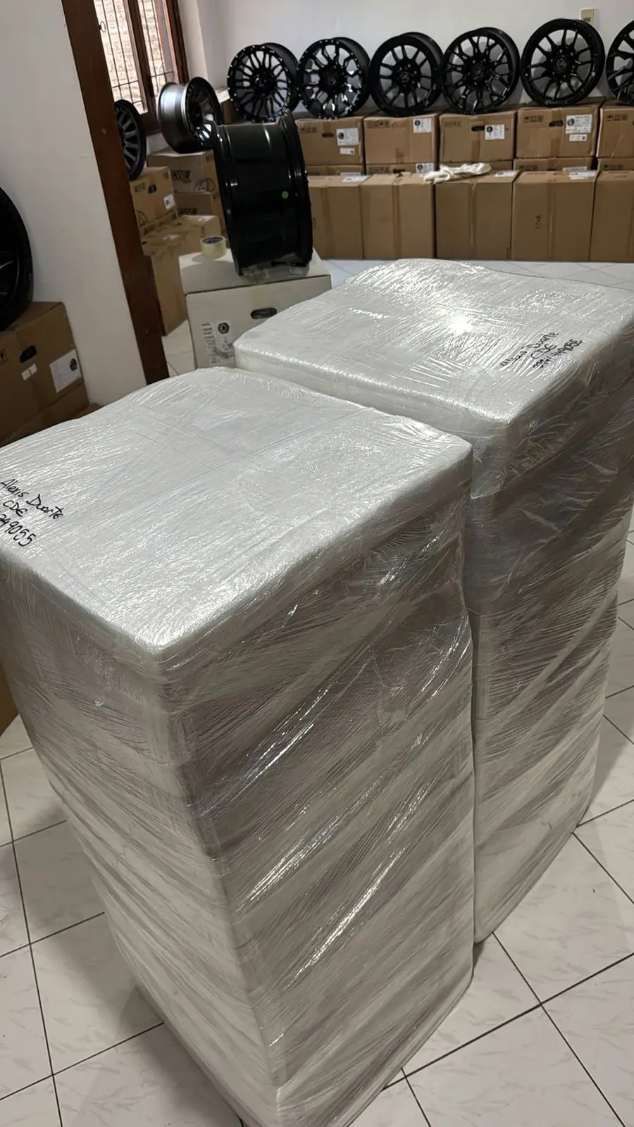 Juegos de llantas embalados en film en el depósito