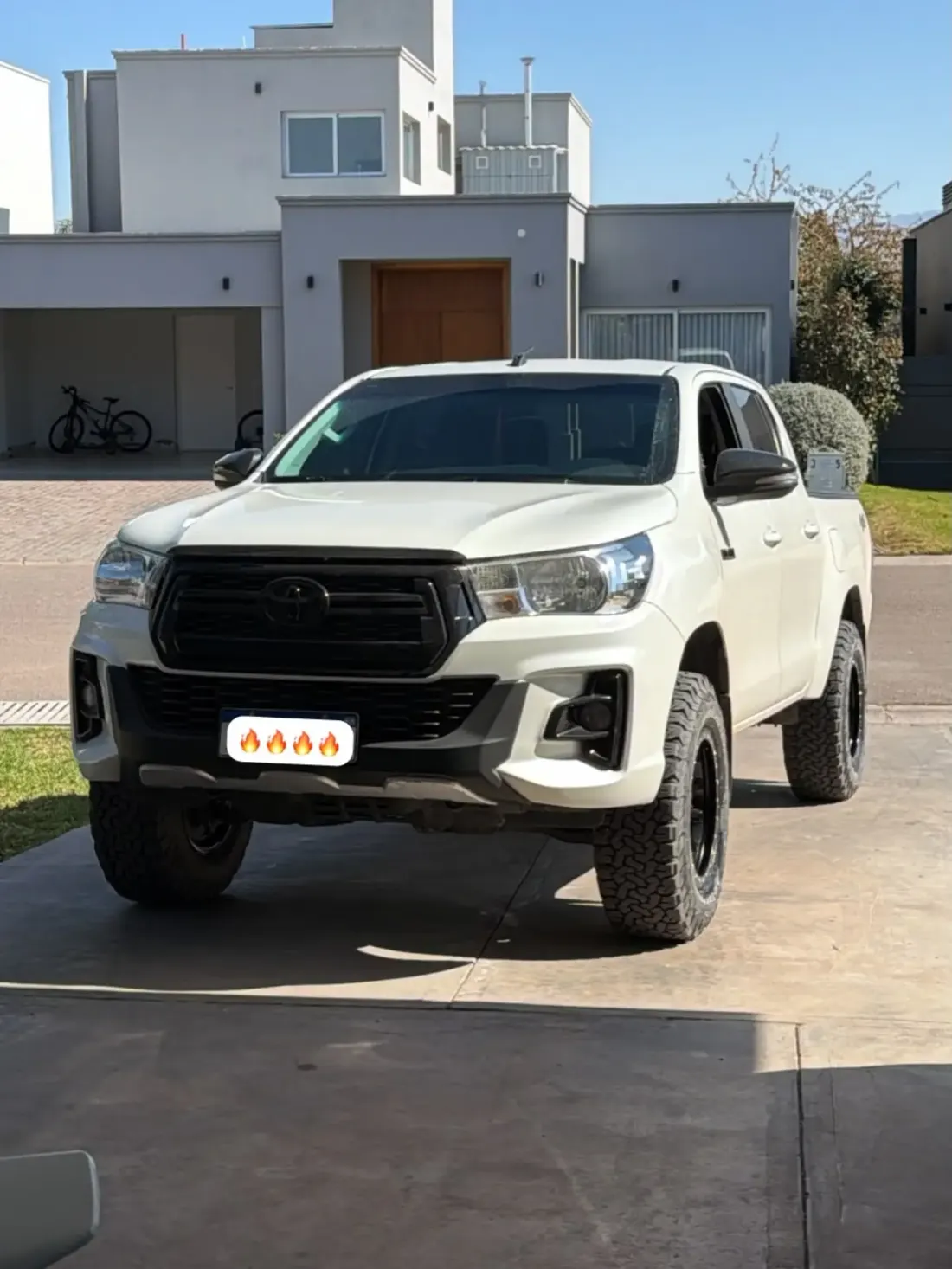 Hilux blanca con llantas Method aro 17
