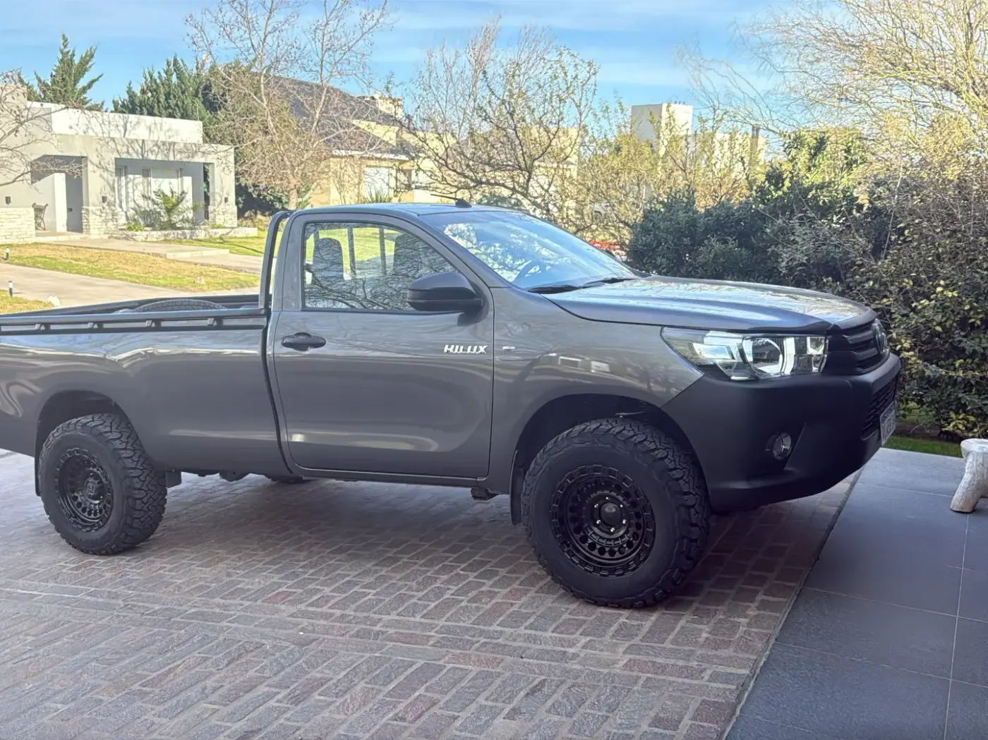 Hilux cabina simple con Black Rhino aro 17