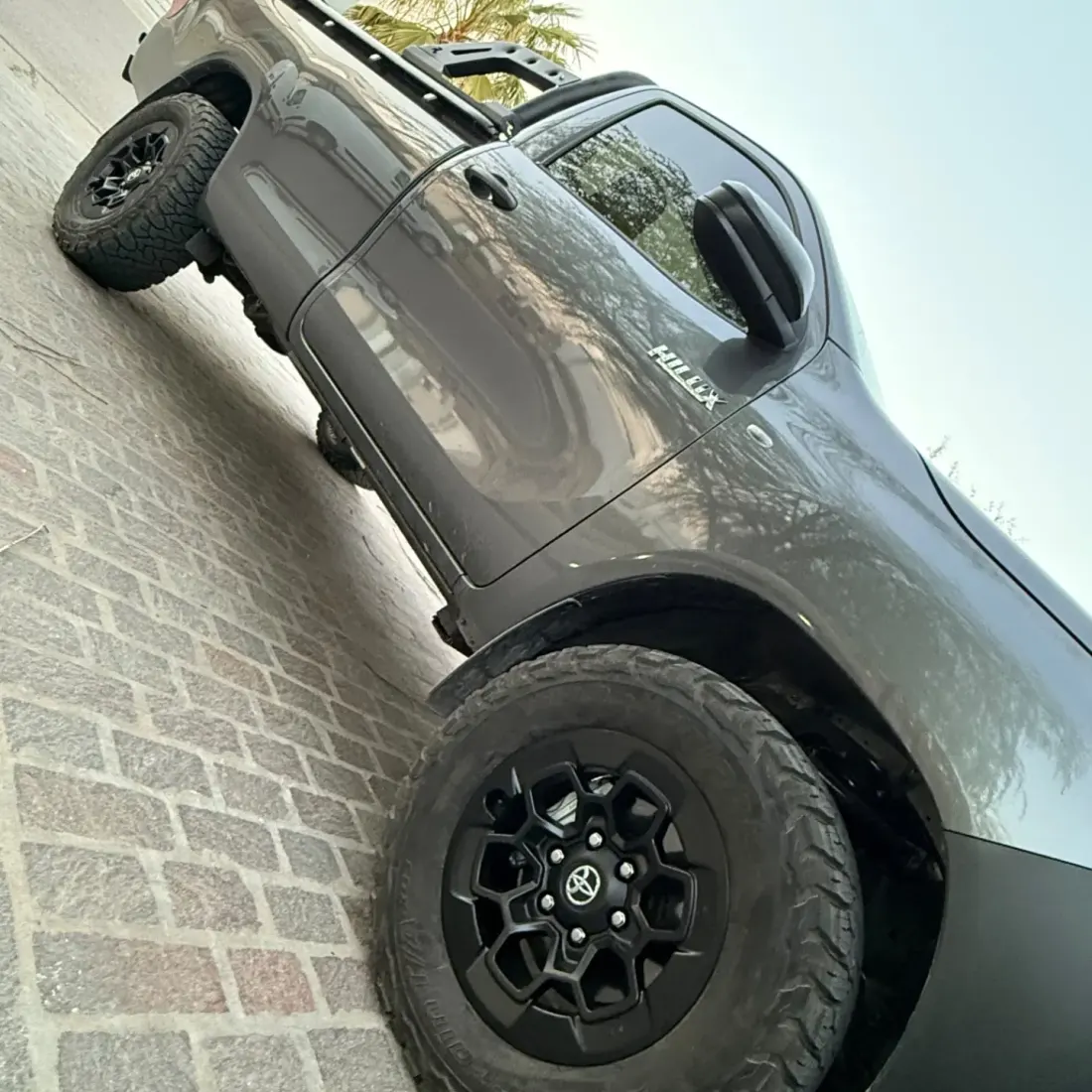 Hilux gris con llantas GR aro 17