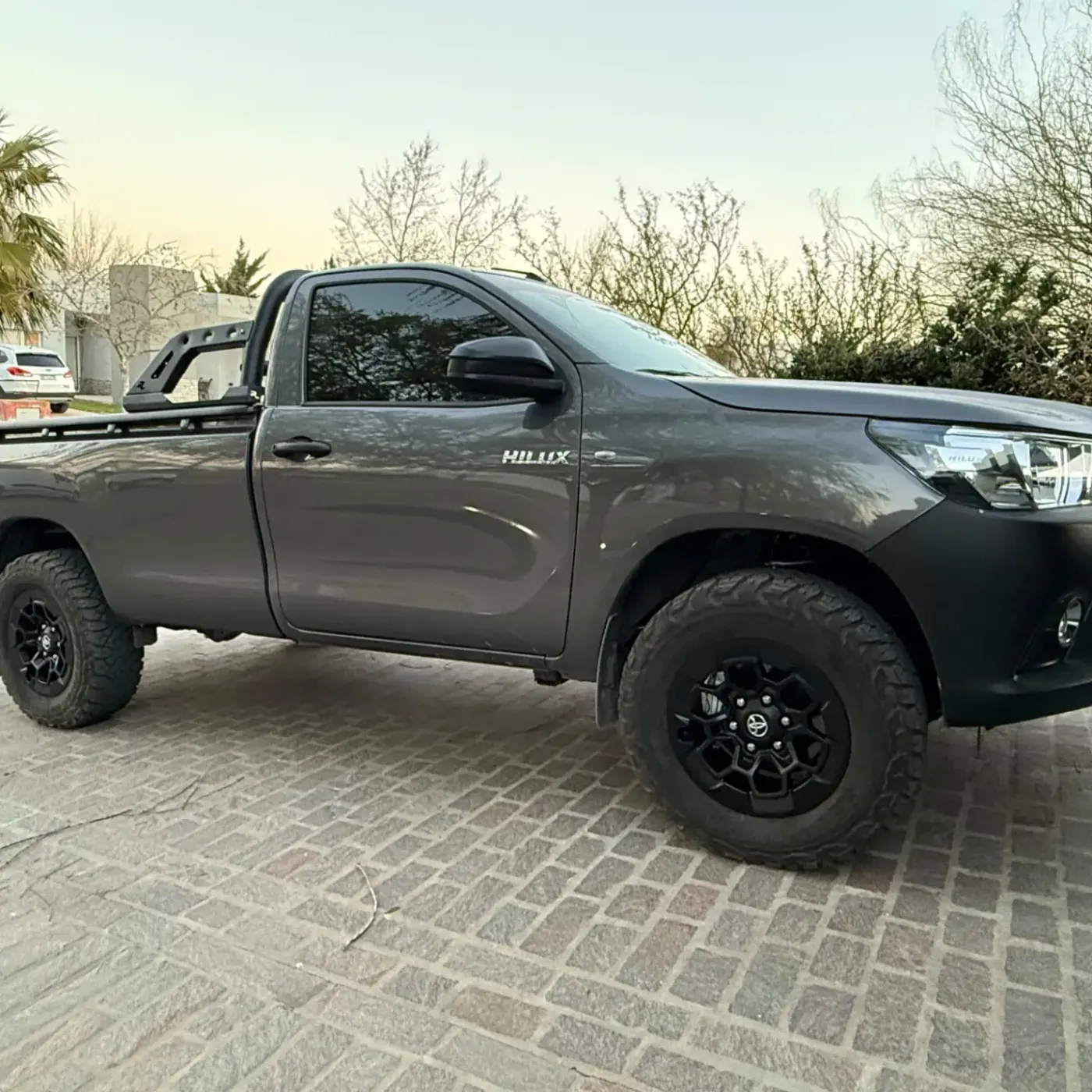 Hilux gris cabina simple con llantas GR