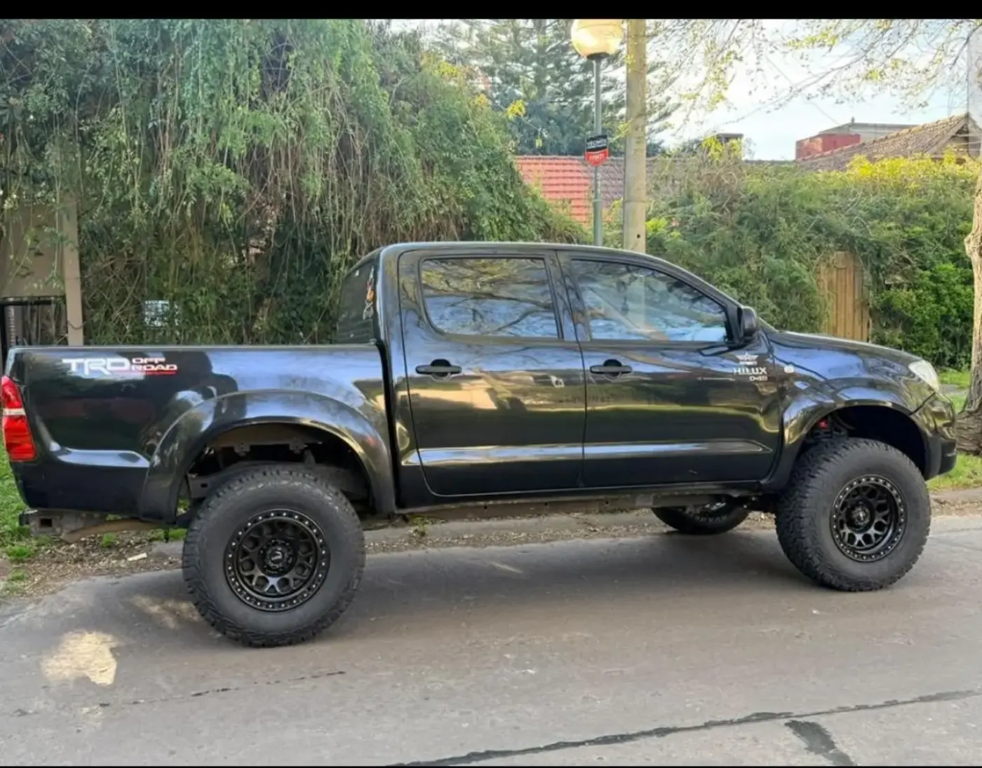 Pick-up negra con llantas KMC aro 17